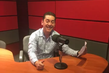 Ricardo Israel Casillas Flores presenta su primer libro sobre adolescencia y comunicación familiar
