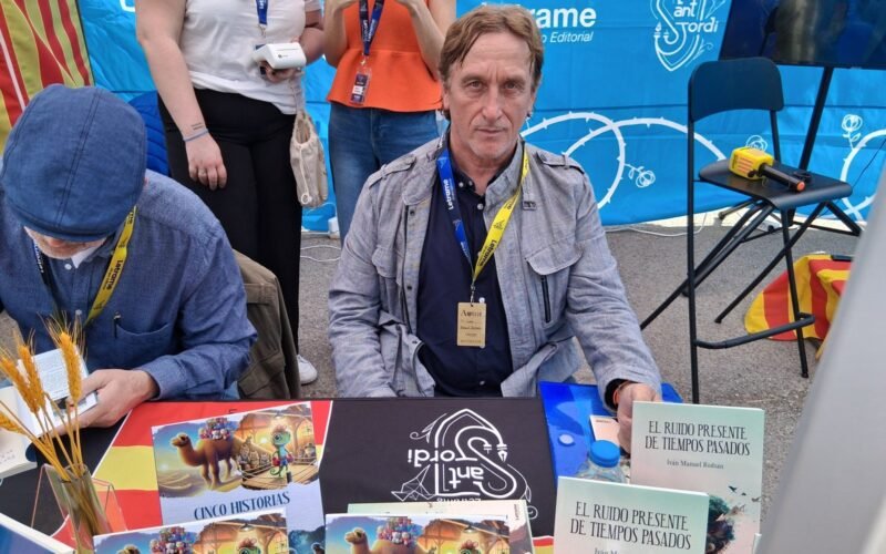 Iván Rodríguez Sánchez firmó su obra debut Cinco historias para soñar en la parada de Editorial Letrame