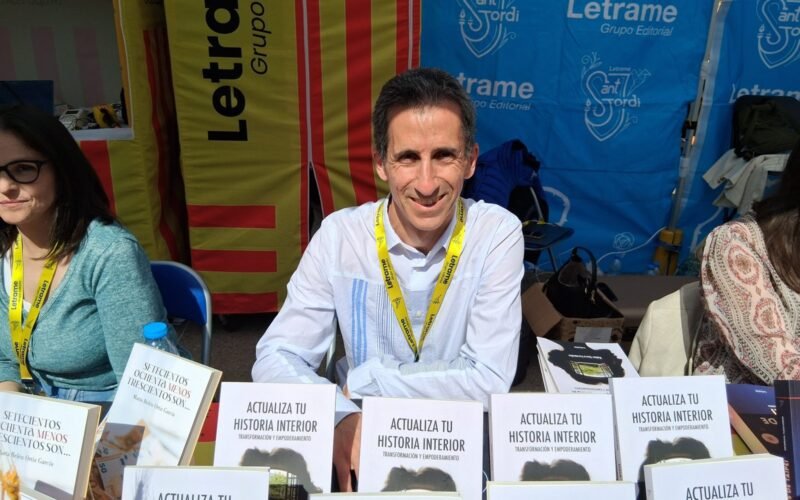 Rubén Sierra Fernández presentó su libro Actualiza tu historia interior en Sant Jordi 2025 de la mano de la Editorial Letrame