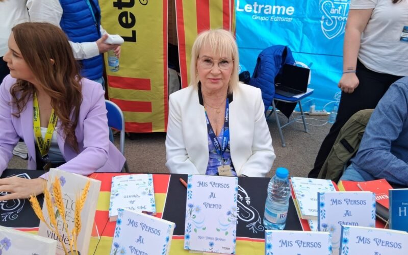 Katy Torres Dorado firmó ejemplares de Mis versos al viento en la parada de Letrame Editorial