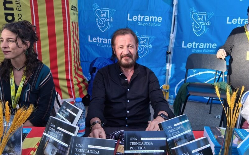 Joan Bermúdez presentó UNA TRENCADISSA POLÍTICA en Sant Jordi 2025 de la mano de la Editorial Letrame