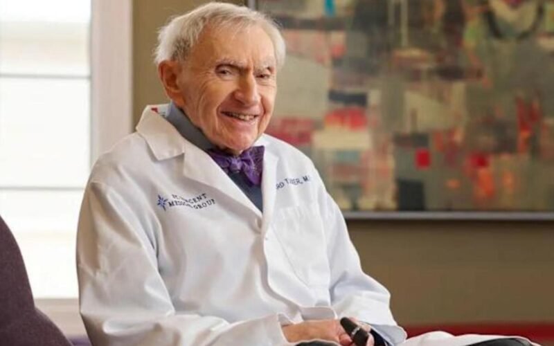 Tucker, neurólogo de 102 años: «La jubilación es el enemigo de la longevidad. Tienes que tener algún propósito en la vida»
