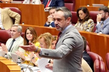 Un procurador del PP se desmarca del partido y apoya la petición de Vox de derogar la memoria histórica en CyL