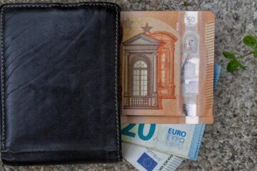 Un vecino de Guadalajara encuentra una cartera con mil euros y avisa a la Policía para devolverla a su dueño