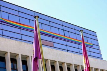 El PSOE despliega la bandera LGTBI en las Cortes y Pollán exige su retirada: «Es un exhibicionismo infantiloide»