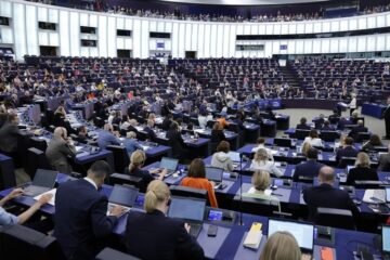 El Parlamento Europeo defiende la gratuidad de la maleta de mano ante la pasividad de la UE