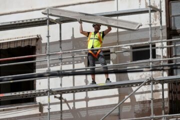 La escasez de mano de obra y el envejecimiento lastran la construcción de vivienda en España