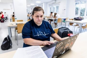 María Rosa afronta a los 46 años su examen decisivo: si aprueba cambiará su pasado de friegaplatos por un futuro de administrativa