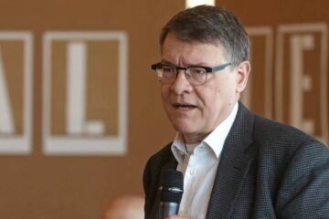 Exministros del PSOE piden adelantar las elecciones y la “regeneración” del partido