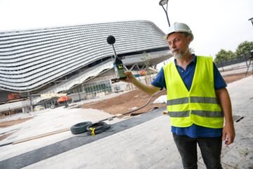 El Roig Arena prueba ante representantes vecinales su aislamiento acústico de un metro de grosor