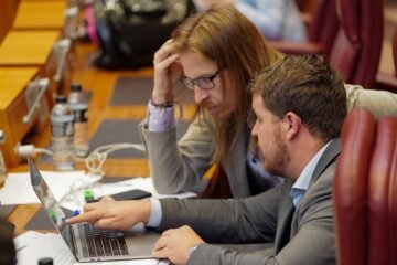 El PSOE y Vox se unen contra el PP para cambiar la ley de publicidad institucional en Castilla y León