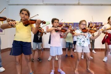 Un proyecto reconocido y premiado de 13 orquestas formadas por niños pobres lucha ahora por sobrevivir