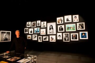 A Coruña honra a David Bailey, el hijo de la clase obrera que radicalizó la fotografía de moda