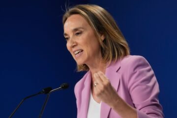 Cuca Gamarra da un paso atrás en la secretaría general del PP para facilitar a Feijóo el relevo
