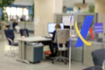 Más individualistas y contrarios a los impuestos: los hombres jóvenes se apean del ascensor social en Cataluña