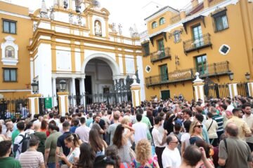 “Me han partido el alma”. Medio millar de personas exige explicaciones y que se recupere la imagen original de la Macarena