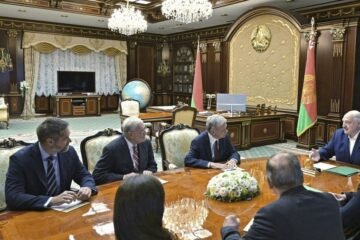 Bielorrusia libera al líder opositor y otros 13 presos políticos por la mediación de EE.UU.