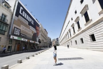 Un juez de Madrid investiga las lonas y camiones de Hazte Oír con mensajes contra Pedro Sánchez