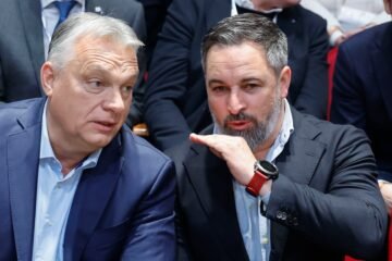Vox vuelve a recibir un crédito de siete millones de la banca húngara de Orbán