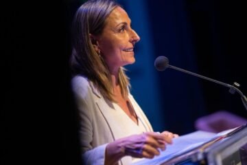 La familia de Guillem Agulló y la Generalitat chocan por el futuro del premio antifascista