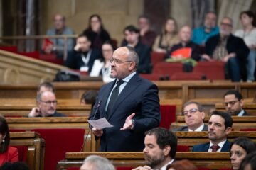 El espontáneo homenaje a la fallecida Esperanza García en el Parlament de Catalunya