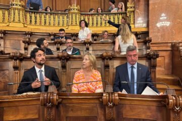 La oposición a Collboni se alía para evitar la modificación del 30% de VPO y el uso de pistolas táser