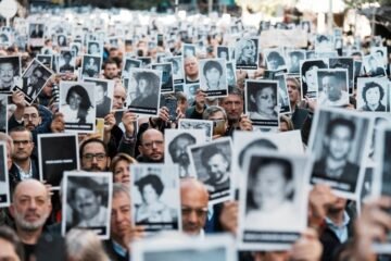 La Justicia argentina ordena hacer juicio en ausencia a los acusados del atentado a la AMIA
