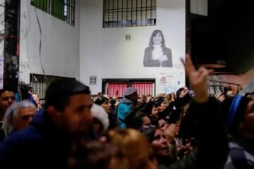 Desde la prisión domiciliaria, Cristina Kirchner lidera un acto y critica al Gobierno de Milei: «Bullrich es nefasta»