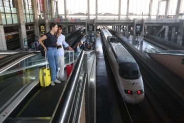 Verano Joven 2025 en Renfe, Ouigo e Iryo: cómo obtener los descuentos, paso a paso
