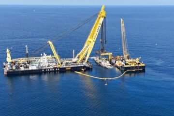 El lujoso yate Bayesian emerge tras diez meses bajo el mar de Sicilia