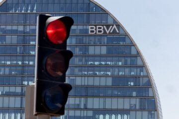 BBVA cree asumible seguir con la opa sobre Banco Sabadell, a la espera de la decisión del consejo
