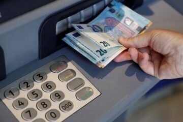 Cambios al sacar dinero en efectivo en los cajeros en España a partir de hoy: la norma europea que entra en vigor