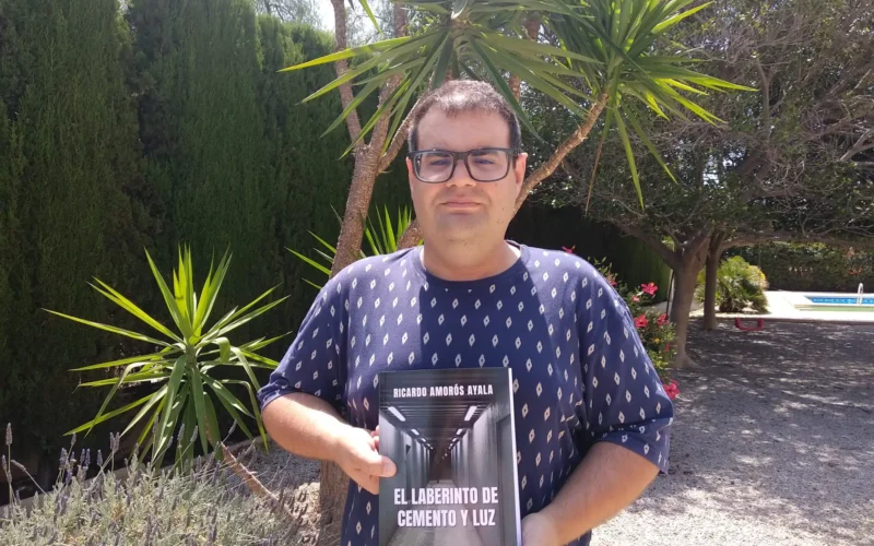 Ricardo Amorós Ayala irrumpe en la narrativa española con un debut que eriza la piel