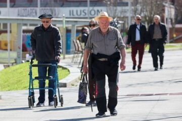 Los jubilados cobrarán 1.505,9 euros de media en junio, casi 3.000 con la extra