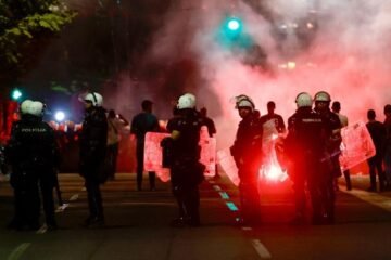 Decenas de miles de personas se manifiestan en Serbia para pedir elecciones anticipadas