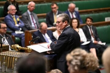 Starmer suaviza los recortes sociales para atajar una amplia rebelión interna