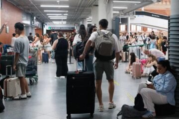 España encara los 100 millones de turistas con el tren en colapso y los aeropuertos al límite