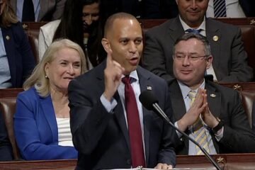 Hakeem Jeffries bate en vano el récord del discurso más largo en la Cámara de Representantes para retrasar la votación de megaley fiscal de Trump