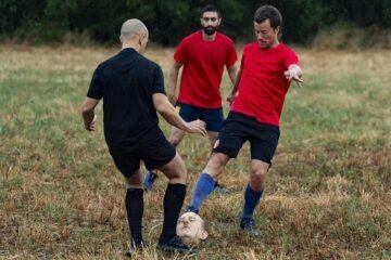 Jugar al fútbol entre trincheras con la cabeza de Franco: la performance de Eugenio Merino en el festival Ex Abrupto