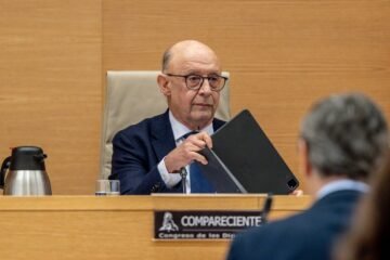 Cristóbal Montoro, imputado por crear “una red de influencias” para beneficiar a empresas gasistas cuando era ministro de Hacienda