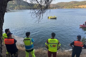 La Guardia Civil busca a un hombre desaparecido en el pantano de San Juan mientras se bañaba