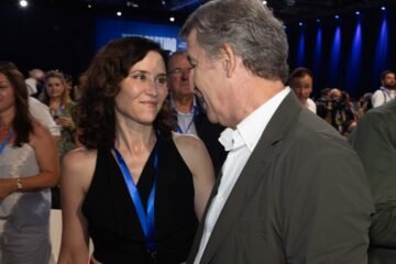 Ayuso, la anfitriona difuminada en el congreso de Feijóo