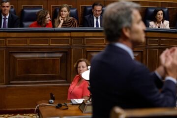 La paradoja de Feijóo: el PP dispara a Vox en el momento de mayor debilidad del PSOE