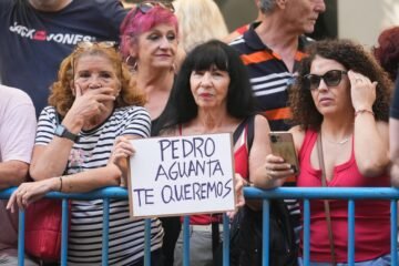 Dos ‘metaleras’ en Ferraz para ver al PSOE telonear a Iron Maiden