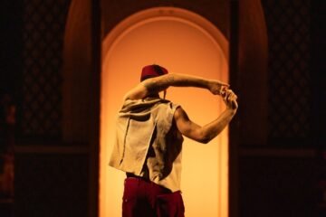 Sidi Larbi Cherkaoui en el Grec:  baile, sacrificio, cuscús y banderas palestinas sangrantes