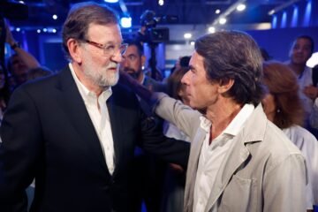 Aznar y Rajoy se reconcilian en el congreso del PP para lanzar la campaña electoral de Feijóo