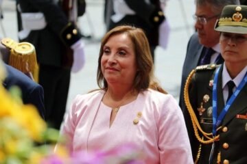 La impopular presidenta de Perú, Dina Boluarte, firma el decreto en el que se aumenta el sueldo en un 125%