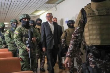 Jorge Glas es sentenciado a 13 años de cárcel por malversación, y Correa protesta
