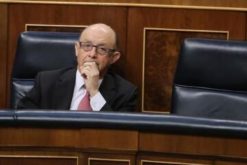 Hacienda destituye a dos altos cargos implicados en el caso de Montoro