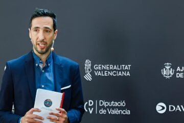 David Blay opina sin tapujos sobre la situación de los funcionarios en España: «Muy pocos son felices con su trabajo»